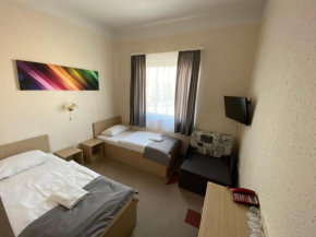 LongTerm hotel parking and breakfast airport taxi Hosszútávú szálloda parkolás reggeli transzfer Budapest